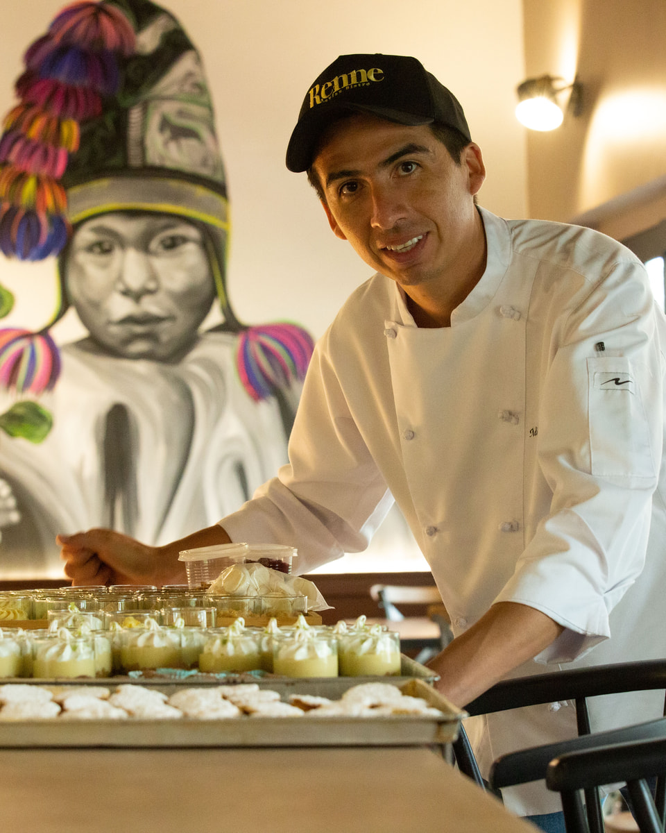 El chef Miguel Ángel Castillo Basto posa junto a una selección de postres preparados en Renne.