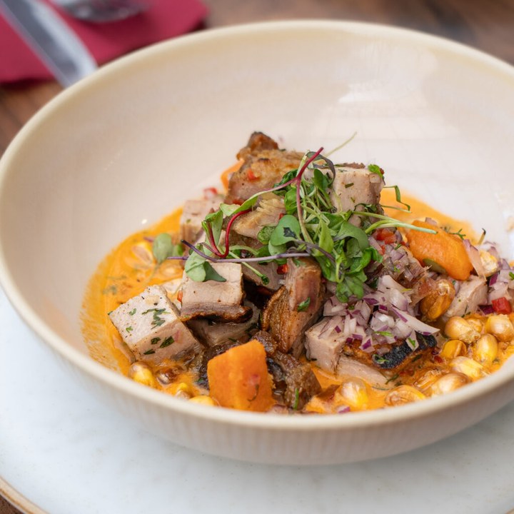 Pork Belly Renne, cebiche de panceta al carbón con leche de tigre al rocoto, presentado para BogotáEats a Cielo Abierto 2026.