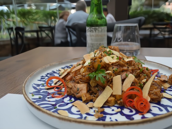 Preparación de arroz servida en una vajilla decorada sobre una mesa de Renne.